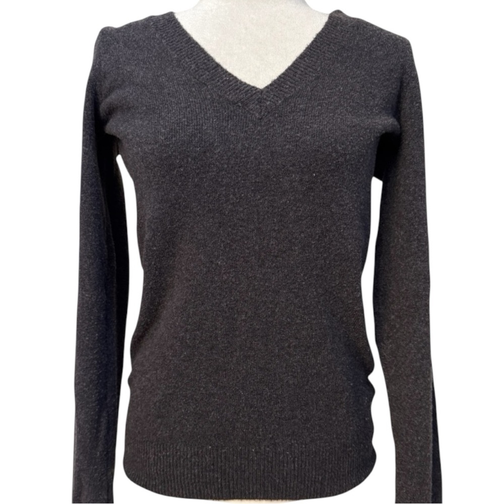 Gap Women's Charcoal Gray V-Neck Sweater - Size M!